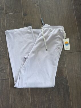 NWT Vuori  Sedona Straight Leg Lavender Ice Size Medium